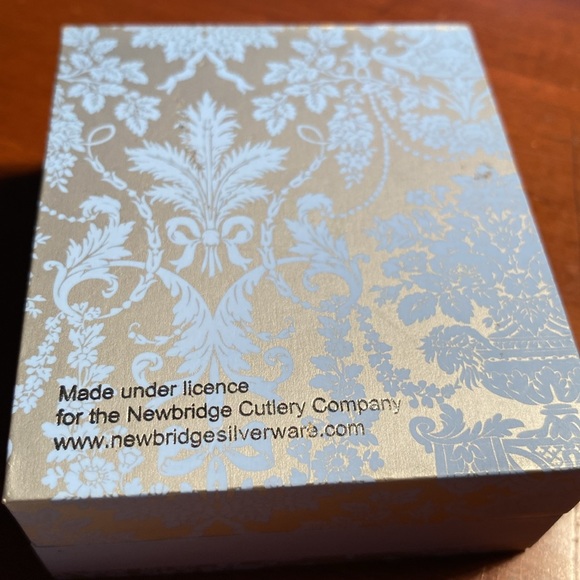 New in Box Princess Grace Collection Pearl Brooch from Newbridge Silver Ware. - Picture 9 of 9